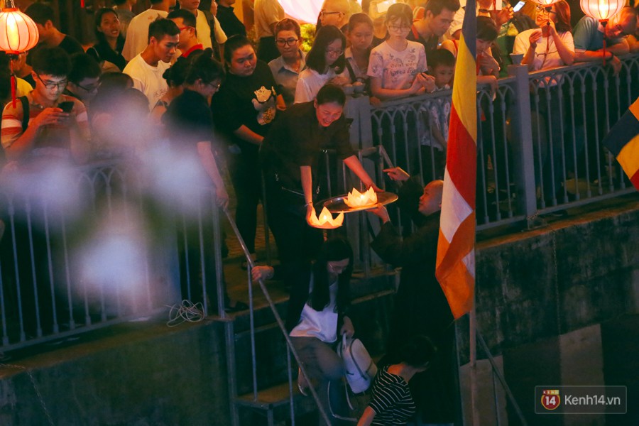 Hàng nghìn người Sài Gòn chen chân thả hoa đăng trên kênh Nhiêu Lộc mừng đại lễ Phật đản